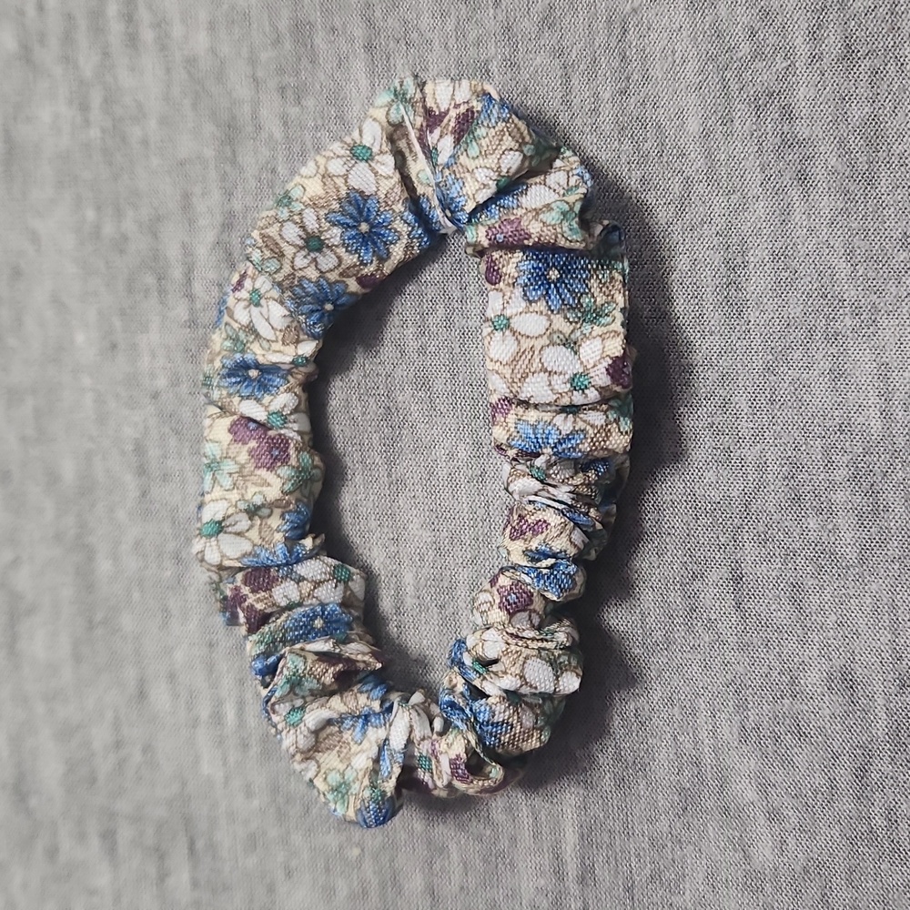 🔴 🆓️ FREE* Vintage Handmade Floral Fabric Skinny Hair Scrunchie